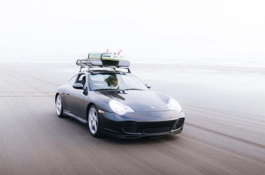 Спорткар Porsche 911 превратили в дом на колесах. Фото: 996roadtrip в Instagram