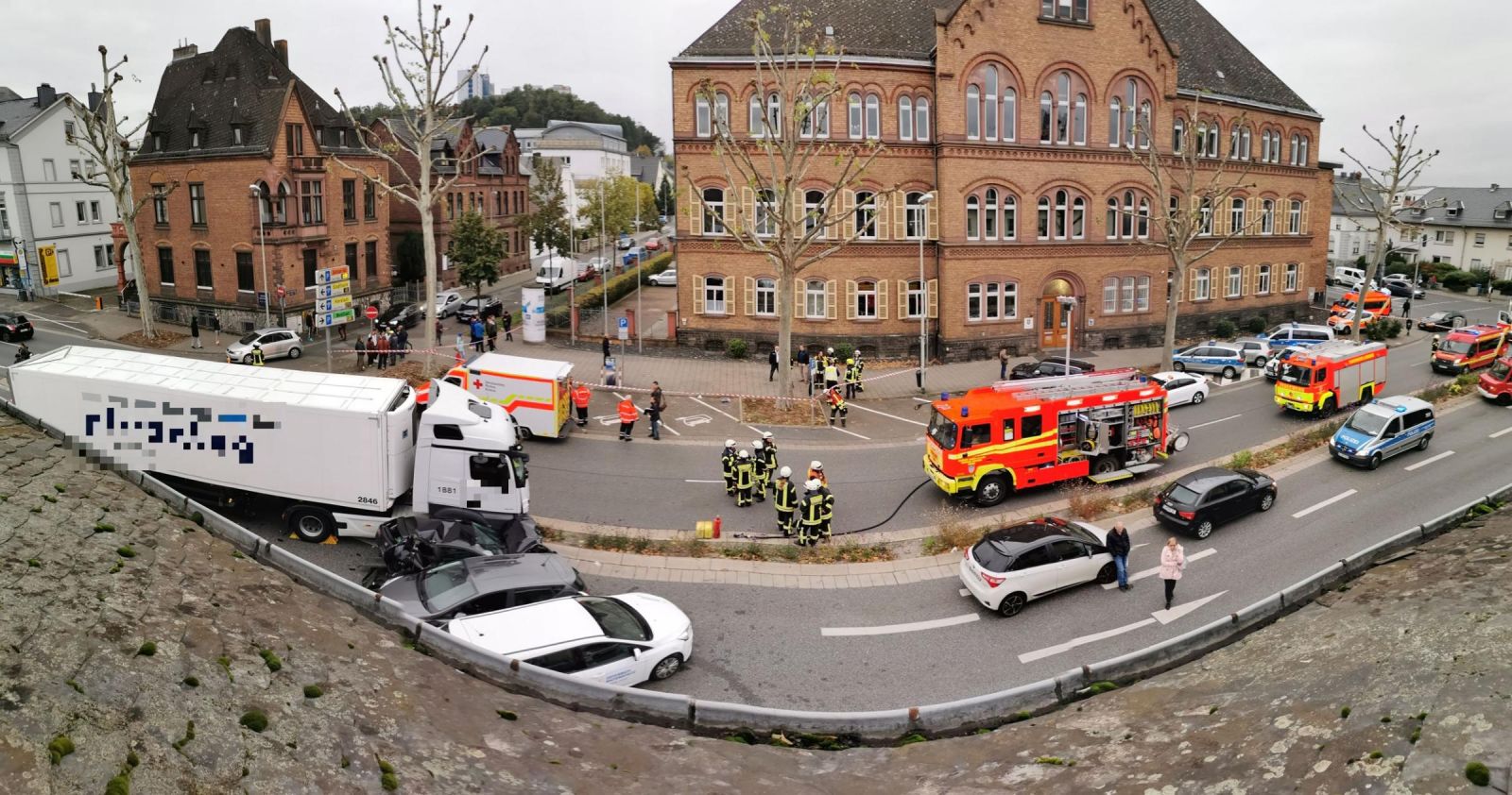 Теракт у Німеччині: вантажівка в'їхала в автомобілі на світлофорі, поранено 8 осіб. Фото: fnp.de