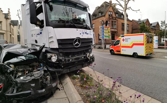 Теракт в Германии: грузовик въехал в автомобили на светофоре, ранены 8 человек. Фото: fnp.de