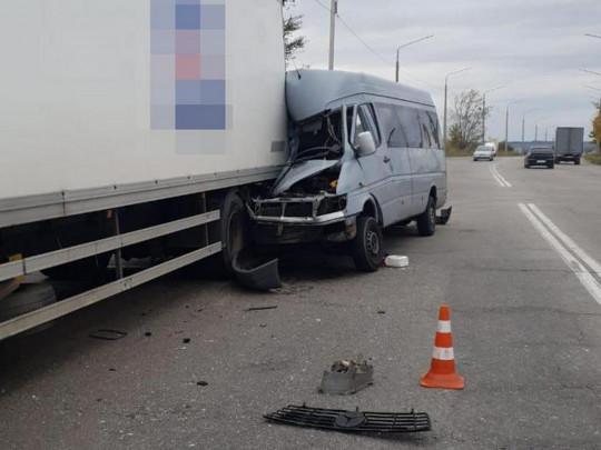 В Запорожье маршрутка врезалась в грузовик, есть жертвы. Фото: Нацполиция