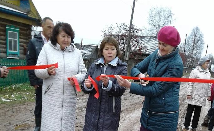 В России с караваем и баяном открыли грунтовые дороги, фото — izhlife.ru