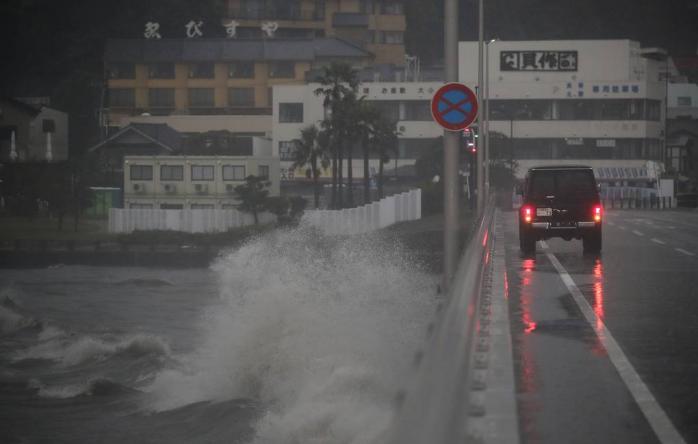 Тайфун "Хагибис" ударил по Японии, в Токио объявили эвакуацию, фото — АР
