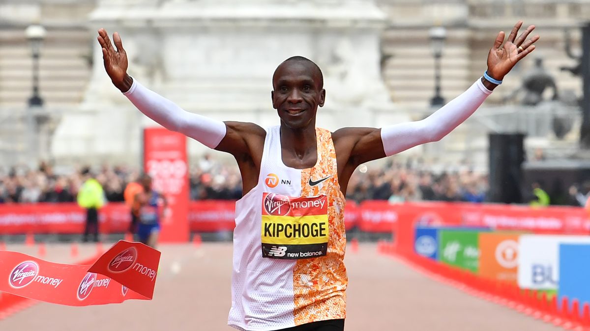 Мировой рекорд в марафоне: Кипчоге впервые пробежал 42 км 195 м быстрее двух часов, фото — Reuters