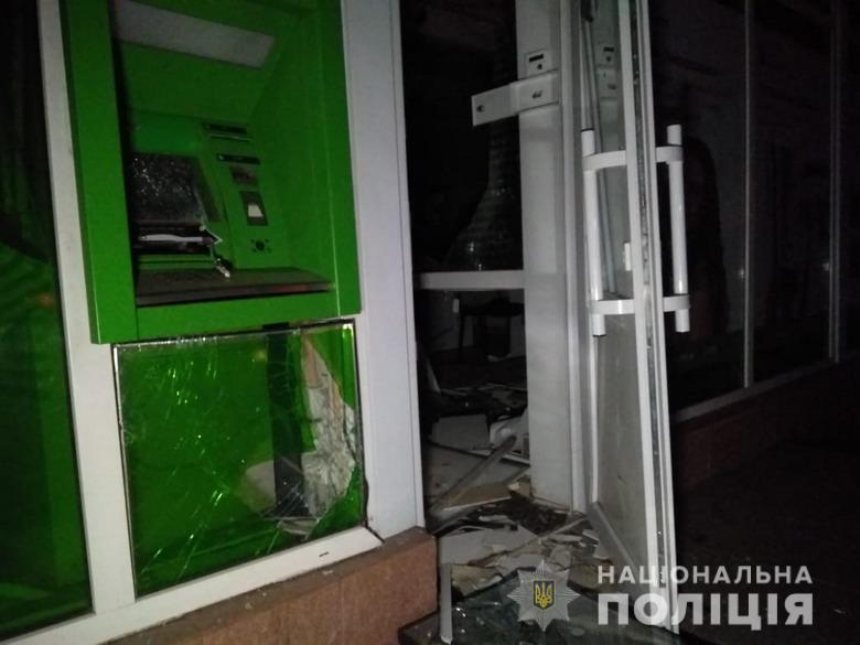 Грабители-неудачники взорвали банкомат в Киеве, но не смогли украсть деньги. Фото: Нацполиция