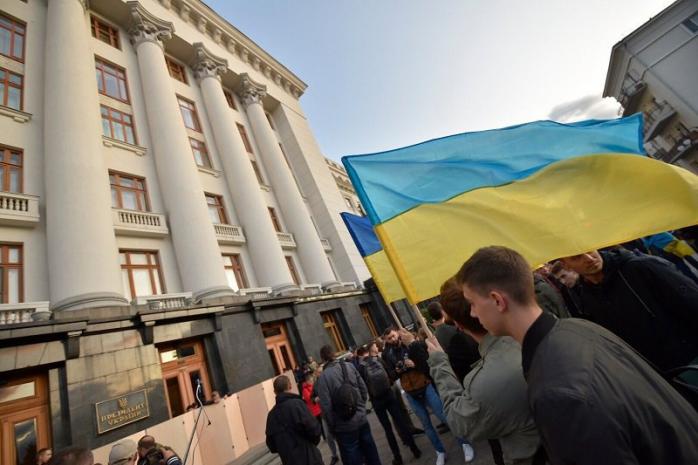 Під стінами Офісу президента пройшла акція проти розведення сил на Донбасі. Фото: LB.ua