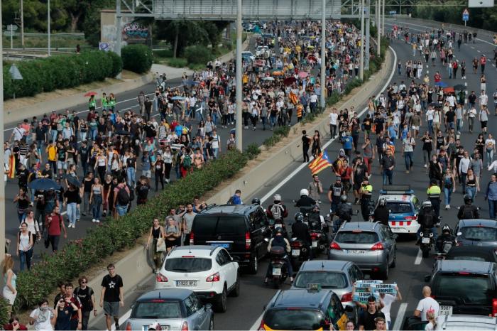 Митингующие идут по шоссе к аэропорту Эль Прат, фото: The Local