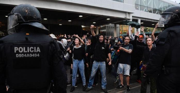 Протести у Каталонії: у сутичках в аеропорту постраждали близько 60 осіб. Фото: El Pais