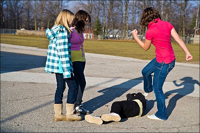 Драка в Запорожье: группа подростков сняла на камеру издевательства над двумя девушками. Фото: ВЕРЖЕ
