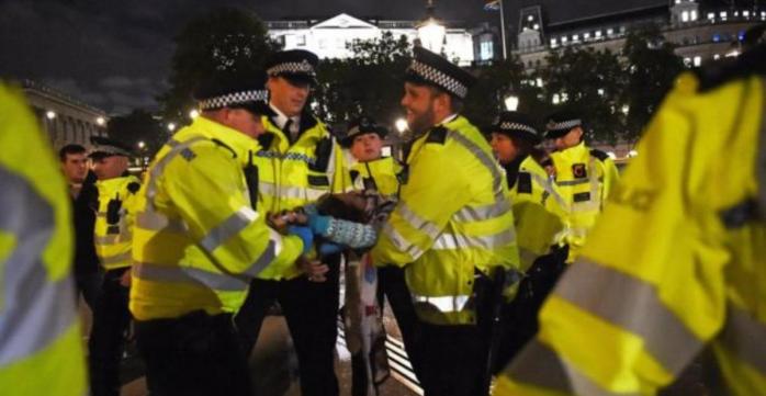 Поліція заарештовує учасників руху Extinction Rebellion, фото: BBC