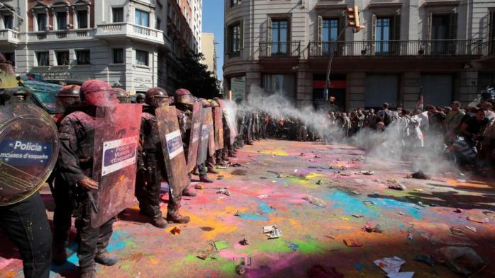 Протести у Каталонії: демонстранти будують барикади і вступають у сутички з поліцією. Фото: 112.ua