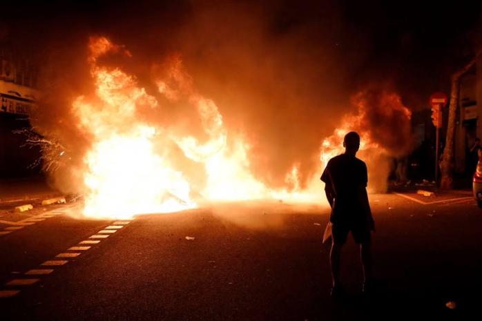 Бунт в Барселоні: протестувальники палять машини і зводять барикади. Фото: RTVE