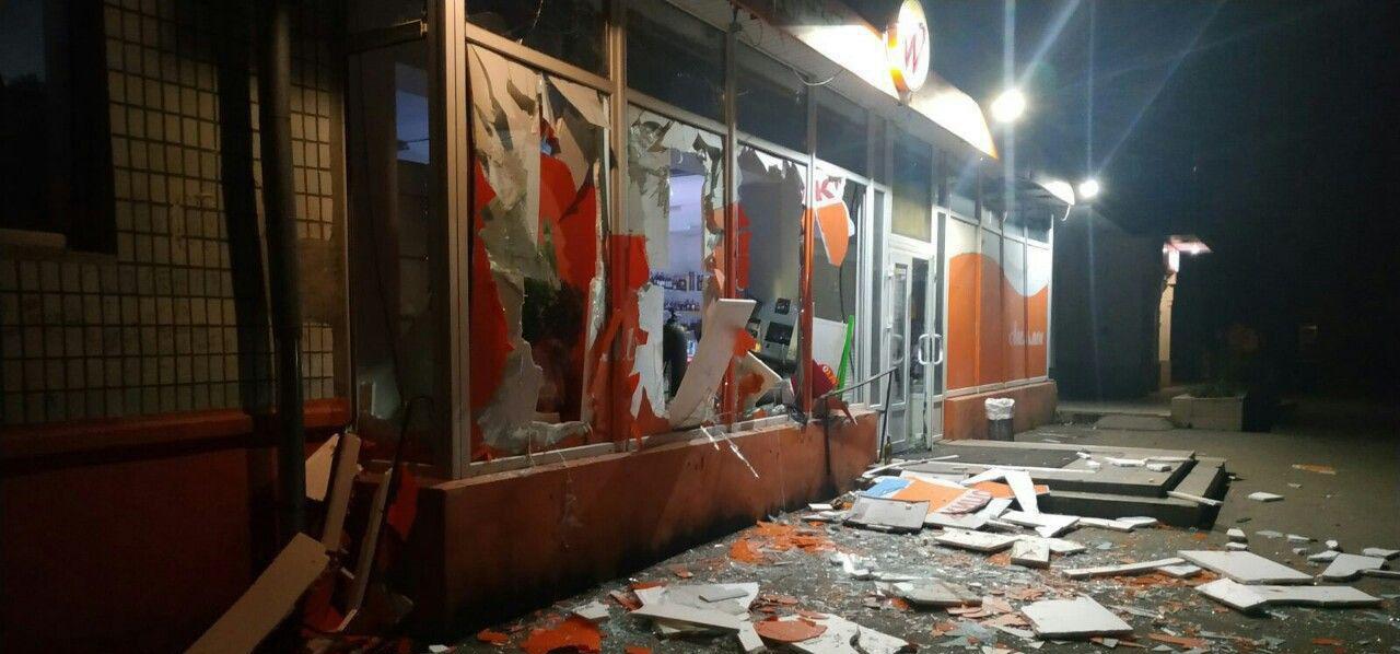 В Запоріжжі невідомі підірвали в магазині банкомат, фото: Національна поліція 