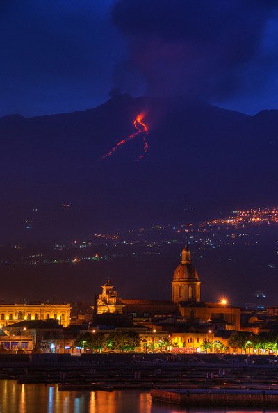 Извержение вулкана Этна: в Италии ограничили полеты. Фото: Twitter