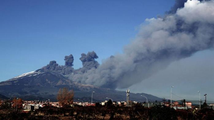 Извержение вулкана Этна: в Италии ограничили полеты. Фото: Туристер.Ру