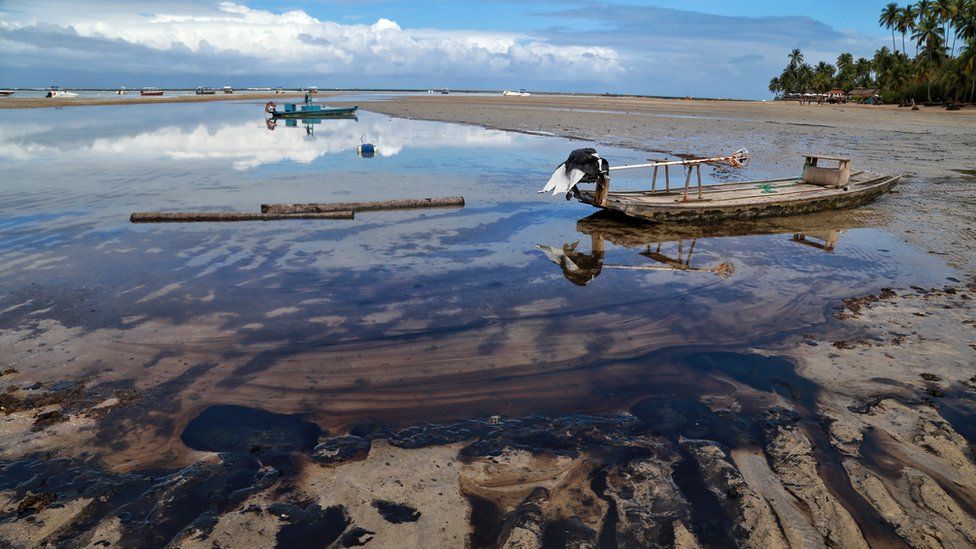Очистка від нафти берега Бразилії. Фото: ВВС