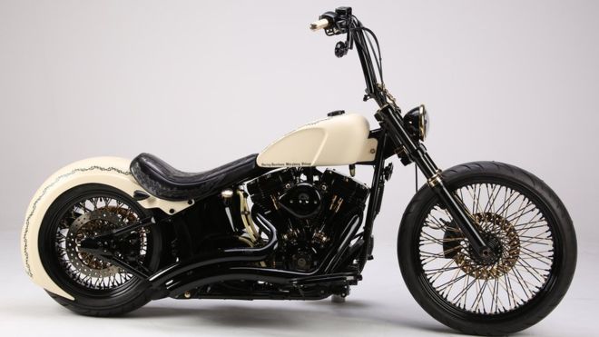 Мотоцикл Harley-Davidson с автографом Папы Римского ушел с молотка. Фото: ВВС