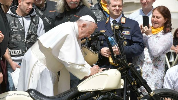 Мотоцикл Harley-Davidson з автографом Папи Римського пішов із молотка. Фото: ВВС