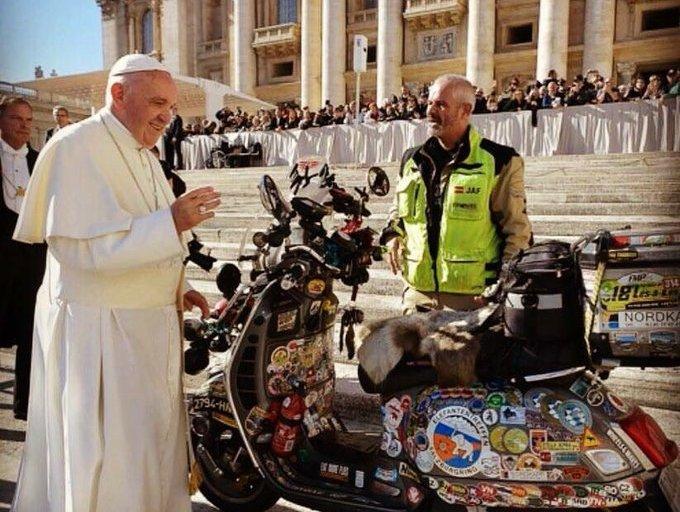 Мотоцикл Harley-Davidson с автографом Папы Римского ушел с молотка. Фото: Twitter