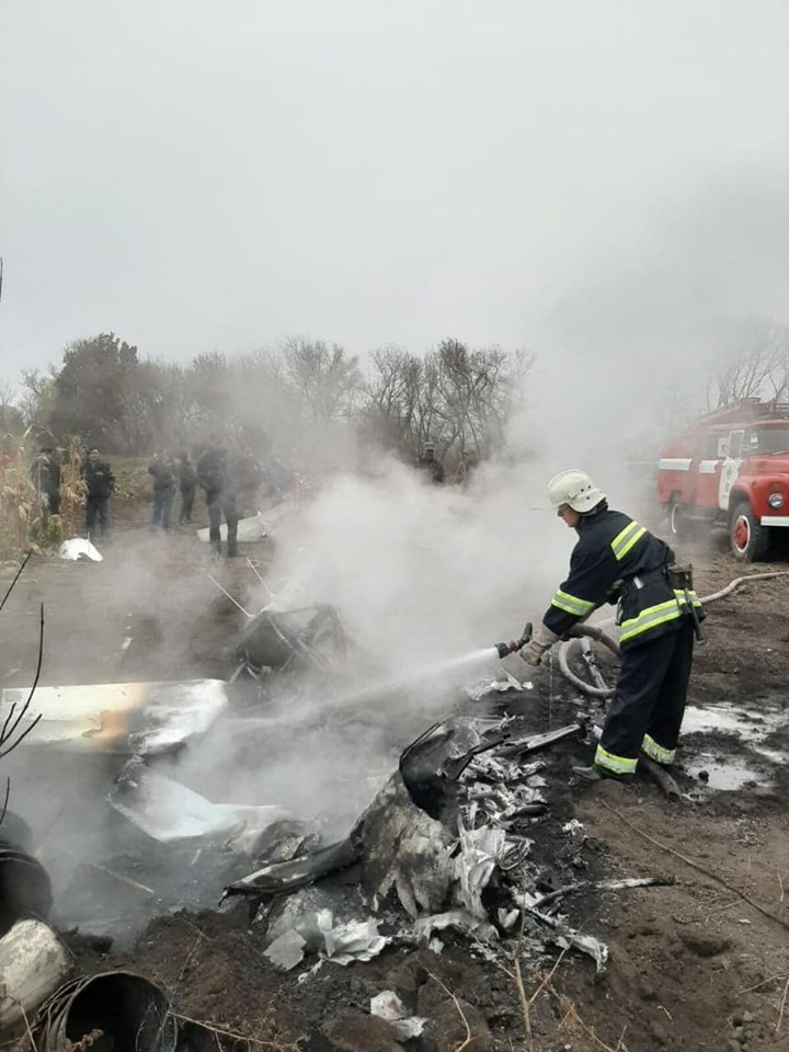 Авіакатастрофа: з’явилися перші фото з місця падіння вертольота на Полтавщині, фото — ДСНС