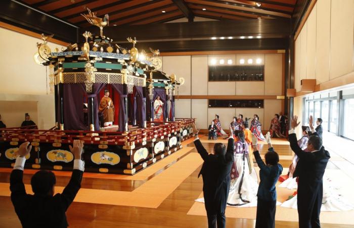 Во время церемонии трижды прозвучало «Банзай!», Фото: Kyodo
