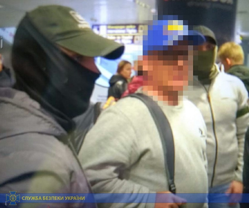 Экс-чиновника задержали в «Борисполе». Фото: СБУ