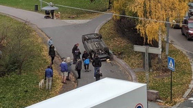 Нападение в Норвегии: в Осло вооруженный мужчина угнал «скорую» и сбил нескольких прохожих, фото — Твиттер Oskar Aanmoen