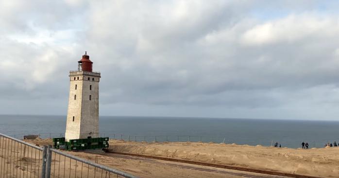 В Дании спасают исторический маяк. Фото: YouTube