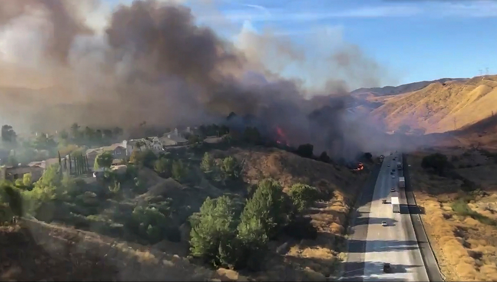 Пожары в США: огонь подбирается к Лос-Анджелесу, фото — Reuters