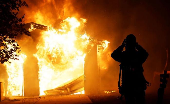 Пожежі у США: вогонь підбирається до Лос-Анджелеса, фото — Reuters