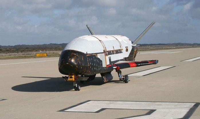 Загадочный космический аппарат NASA Boeing X-37B вернулся на Землю, фото: United States Air Force