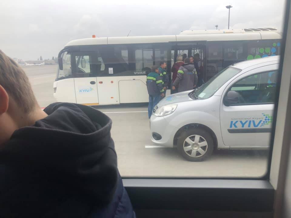 Аэропорт в Жулянах эвакуируют из-за сообщения о минировании, фото — Фейсбук О.Мальчевской