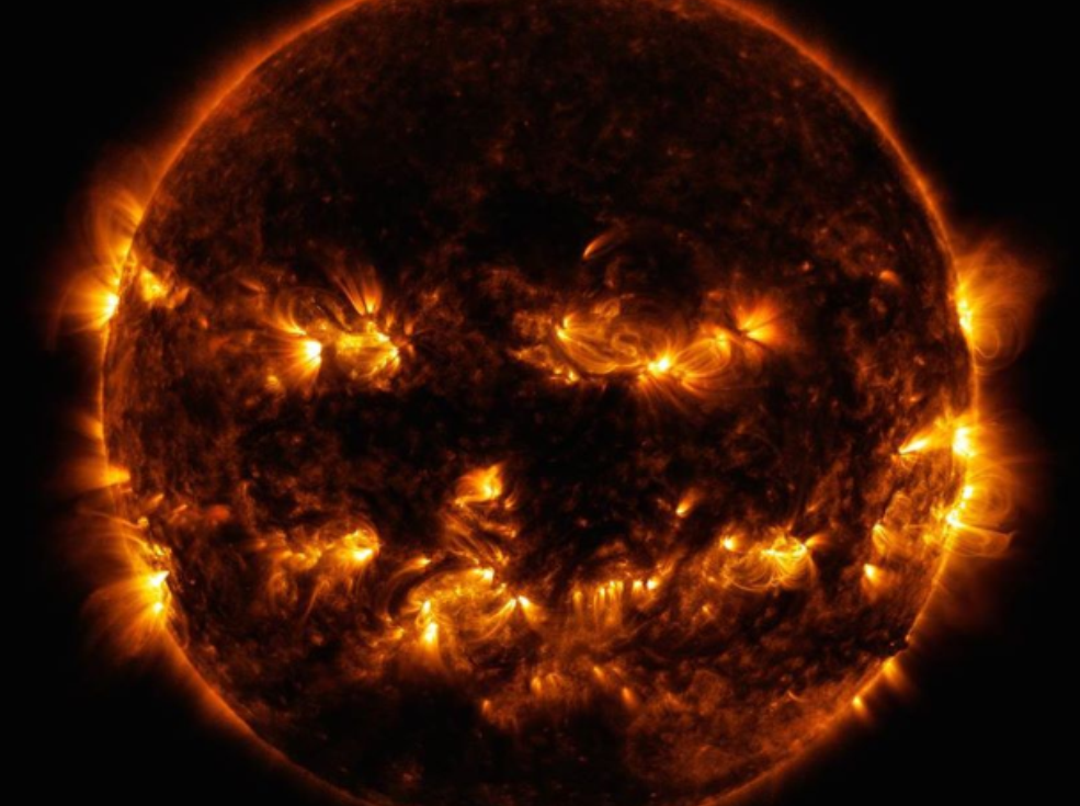 NASA к Хеллоуину показало жуткое фото Солнца в форме фонаря из тыквы, фото NASA 