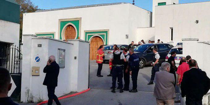 У Франції озброєний чоловік напав на мечеть, поранені дві людини. Фото: Twitter