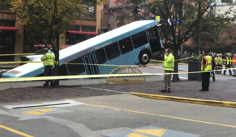 В США автобус с пассажирами провалился под землю посреди улицы, фото Pittsburgh Public Safety Department
