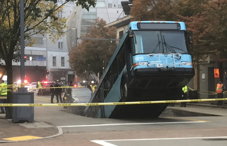 В США автобус з пасажирами провалився під землю посеред вулиці, фото Pittsburgh Public Safety Department