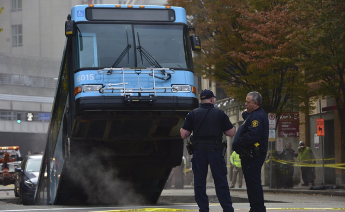 В США автобус с пассажирами провалился под землю посреди улицы, фото: Associated Press