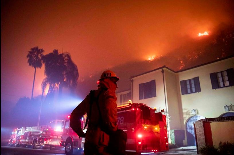 Пожары в Калифорнии распространяются благодаря погоде, которой еще не было в истории США, фото — AP