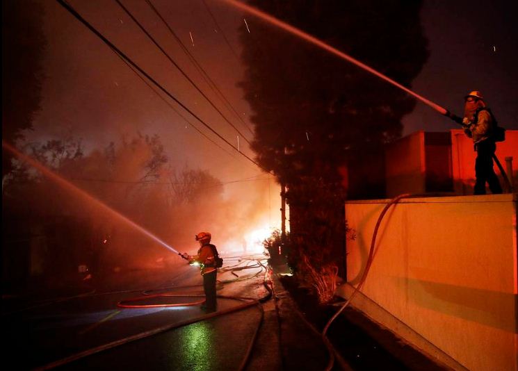 Пожары в Калифорнии распространяются благодаря погоде, которой еще не было в истории США, фото — AP