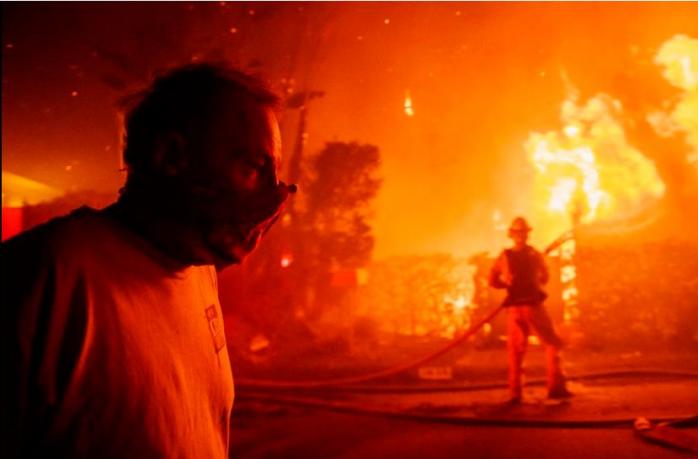 Пожежі у Каліфорнії поширюються завдяки погоді, якої ще не було в історії США, фото — AP