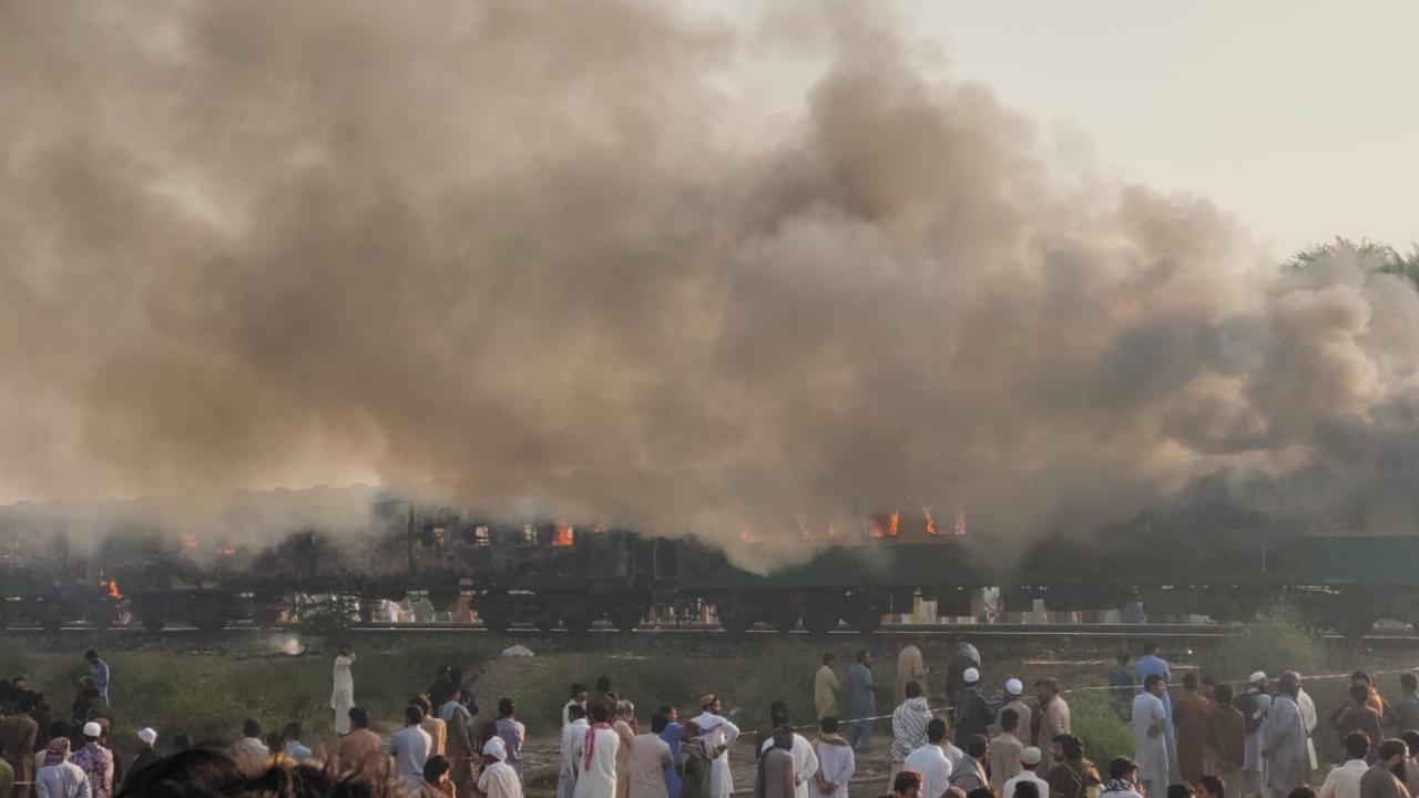 В Пакистане произошел мощный взрыв в поезде, фото: Reza Shah