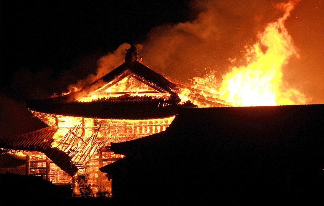 В Японії пожежа знищила замок Сюрі зі списку спадщини ЮНЕСКО, фото Kyodo