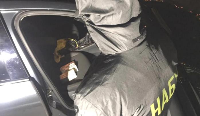 Харківського чиновника затримали під час спроби дачі хабара детективу НАБУ, фото: НАБУ
