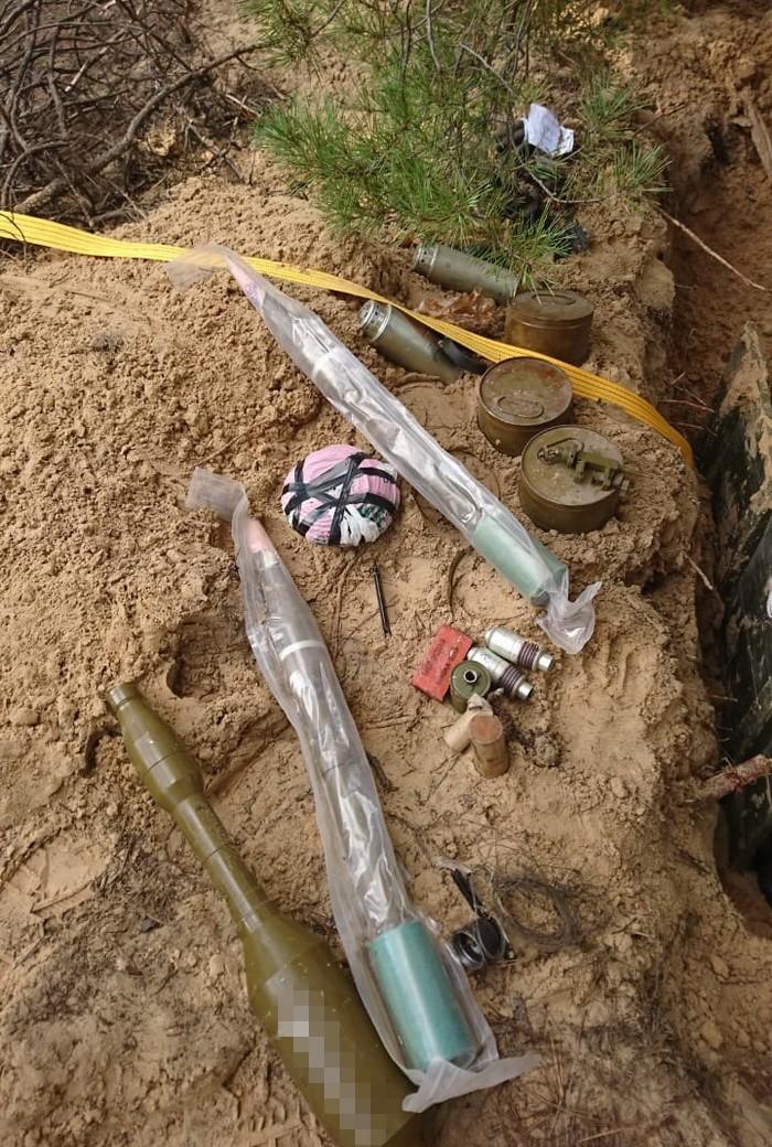 СБУ виявила схрони з військовими засобами ураження, фото: СБУ