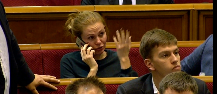 Анна Скороход расплакалась в зале Верховной Рады. Фото: Скриншот: трансляция