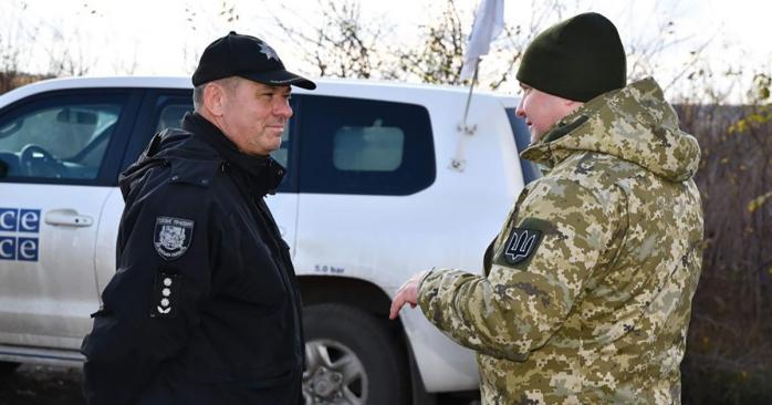 Поліція патрулює у Золотому на Луганщині. Фото: МВС