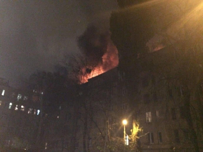 У Києві сталася масштабна пожежа в житловому будинку. Фото: ДСНС