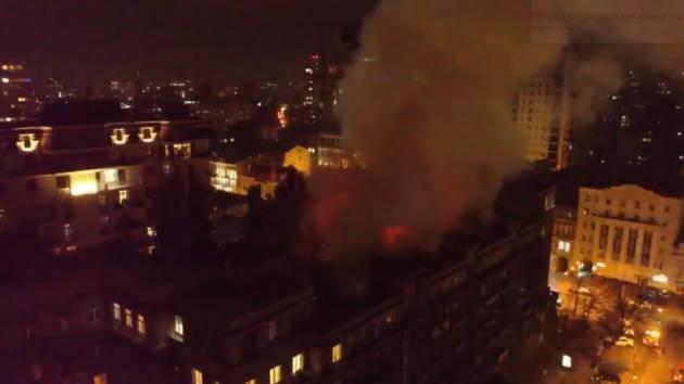 В Киеве произошел масштабный пожар в жилом доме. Фото: ГСЧС