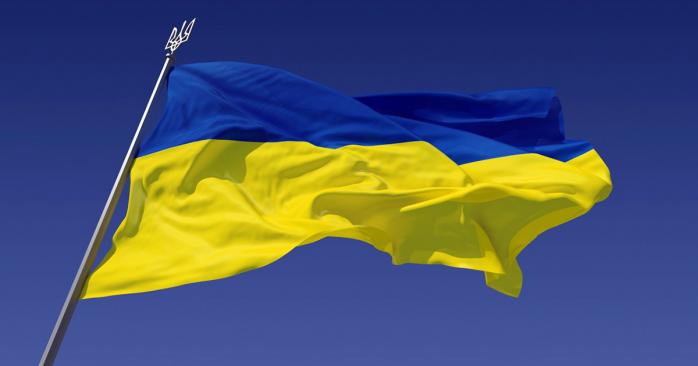 В Одеській області молодик витер ноги об прапор України. Фото: news.church.ua