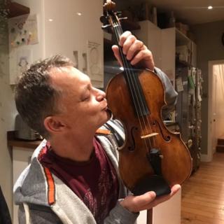 Курьезы: британскому музыканту вернули забытую в метро скрипку стоимостью 320 тыс. долларов, фото — BBC