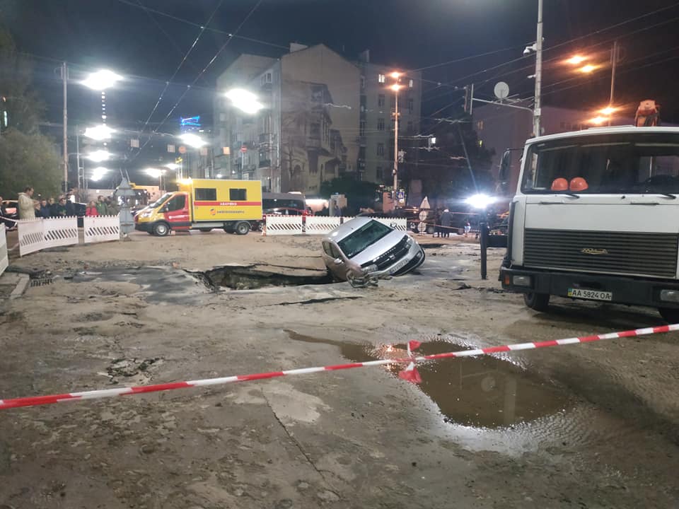 Аварія у Києві: затори скували середмістя столиці внаслідок прориву тепломережі, фото — Фейсбук Д.Шиповський